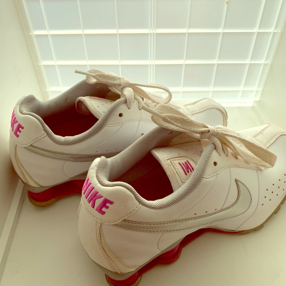 Used but in great shape leather Nike Shox size 7.5